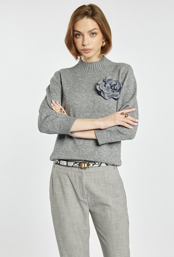 Sweter damski z agrafką