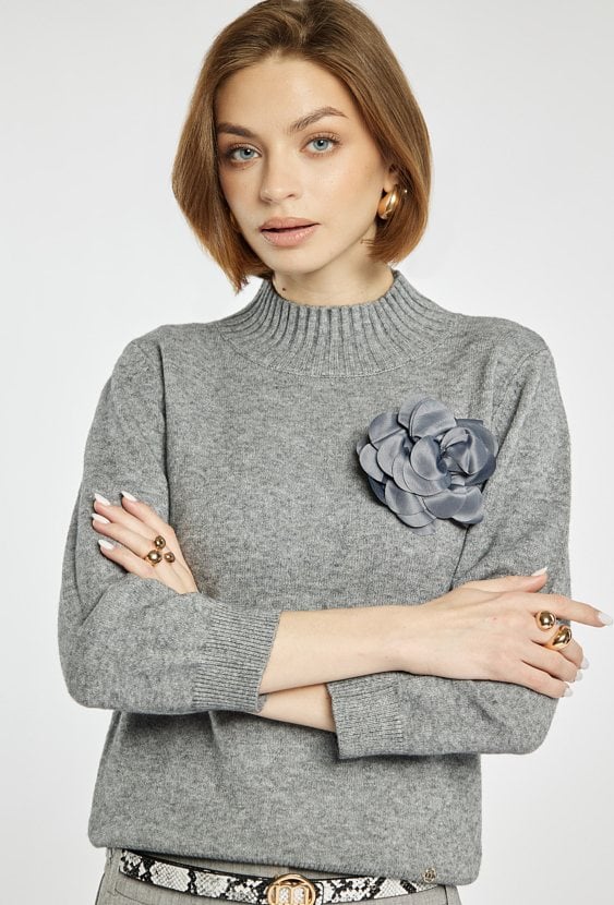 Sweter damski z agrafką