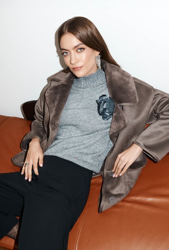 Sweter damski z agrafką