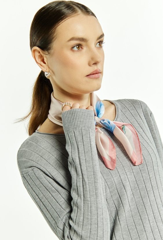 Prążkowany sweter damski