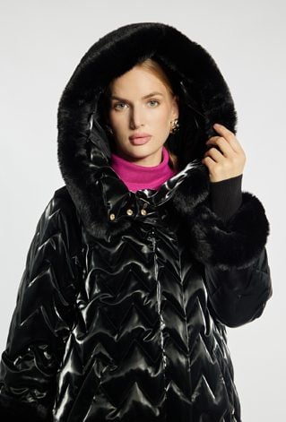 Pikowany płaszcz z połyskiem