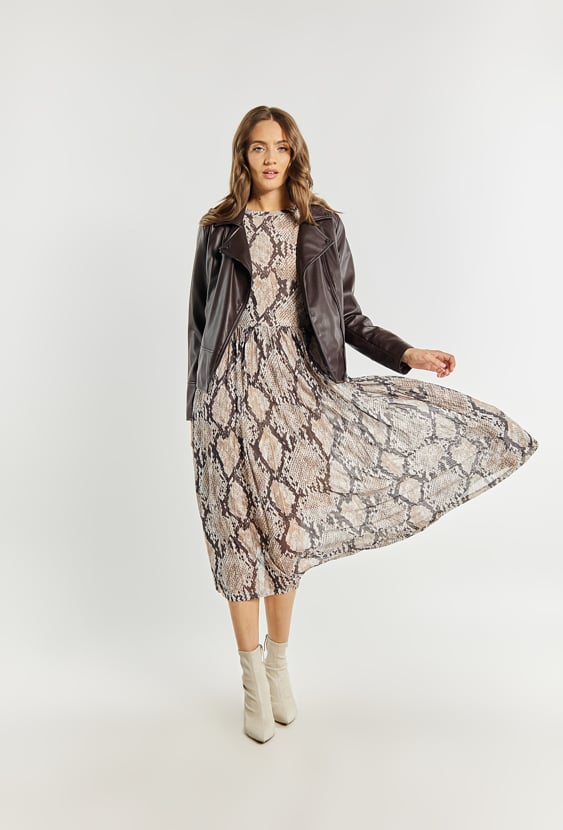 Kobieca sukienka z plisowaniem