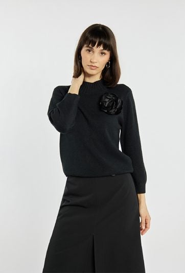 Sweter damski z agrafką