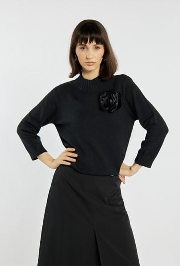 Sweter damski z agrafką