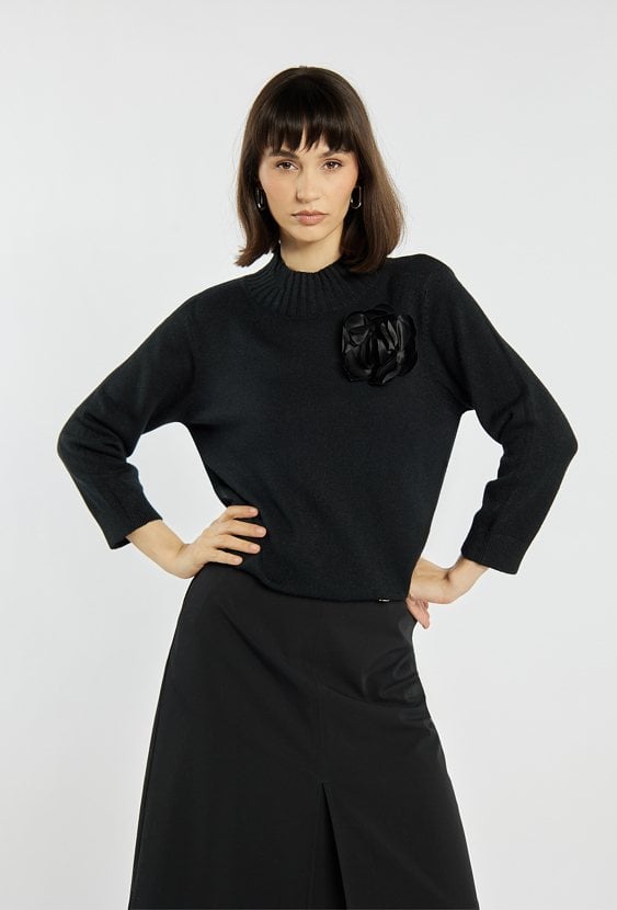 Sweter damski z agrafką