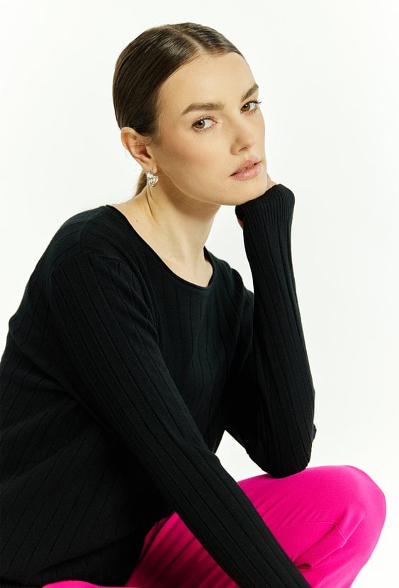 Prążkowany sweter damski