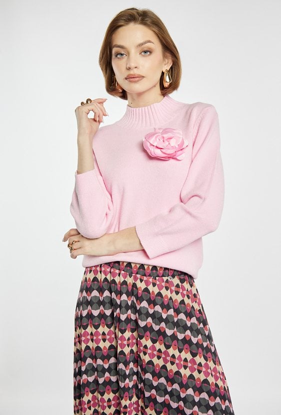 Sweter damski z agrafką