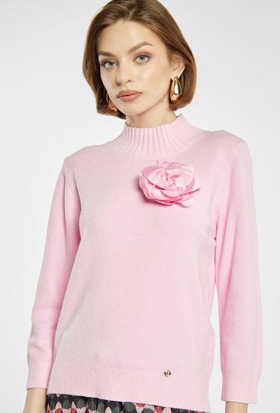 Sweter damski z agrafką