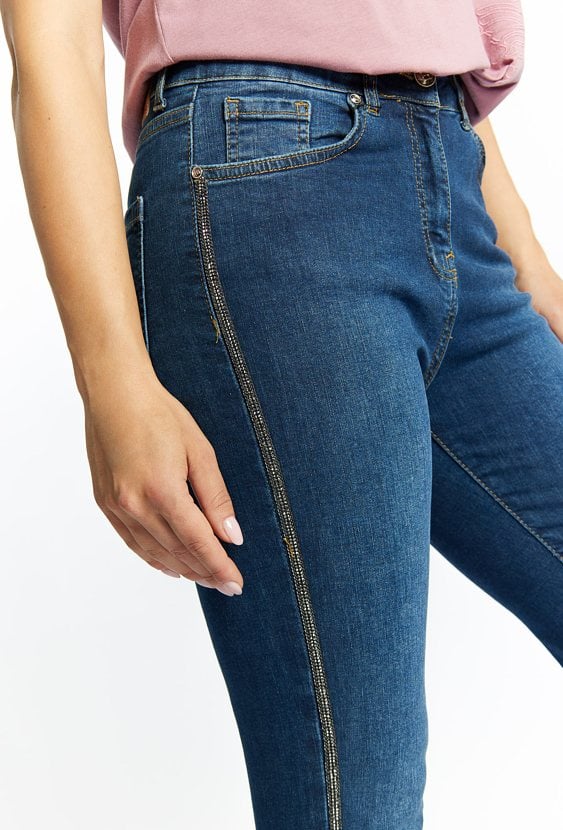 Jeansowe spodnie z biżuteryjną aplikacją