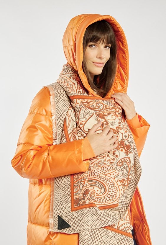 Szal w energetycznych odcieniach pomarańczu