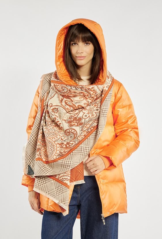 Szal w energetycznych odcieniach pomarańczu