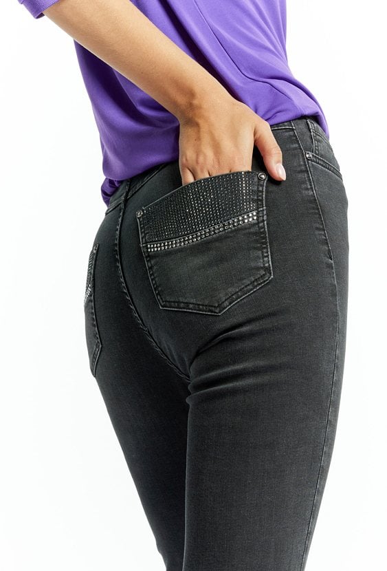 Jeansowe spodnie damskie z aplikacją