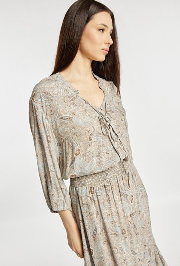 Wzorzysta bluzka z wiązaniem