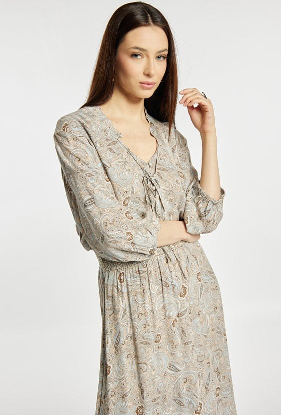 Wzorzysta bluzka z wiązaniem