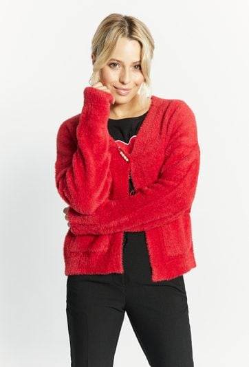 Krótki kardigan z ozdobną broszką