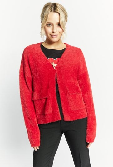 Krótki kardigan z ozdobną broszką