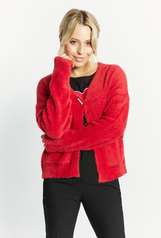 Krótki kardigan z ozdobną broszką