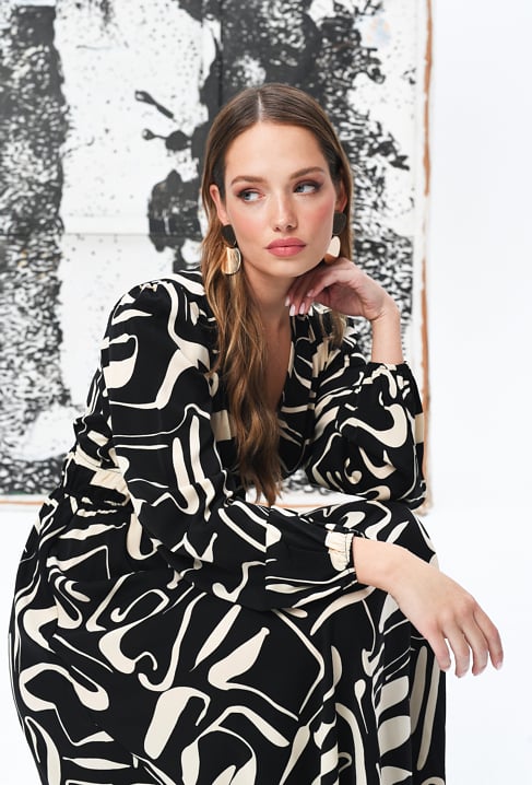 Elegancka czarna sukienka w beżowy wzór