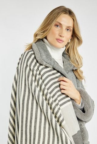 Stylowy szal z pomponem