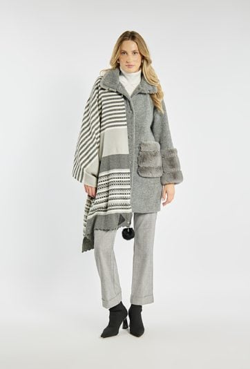 Stylowy szal z pomponem