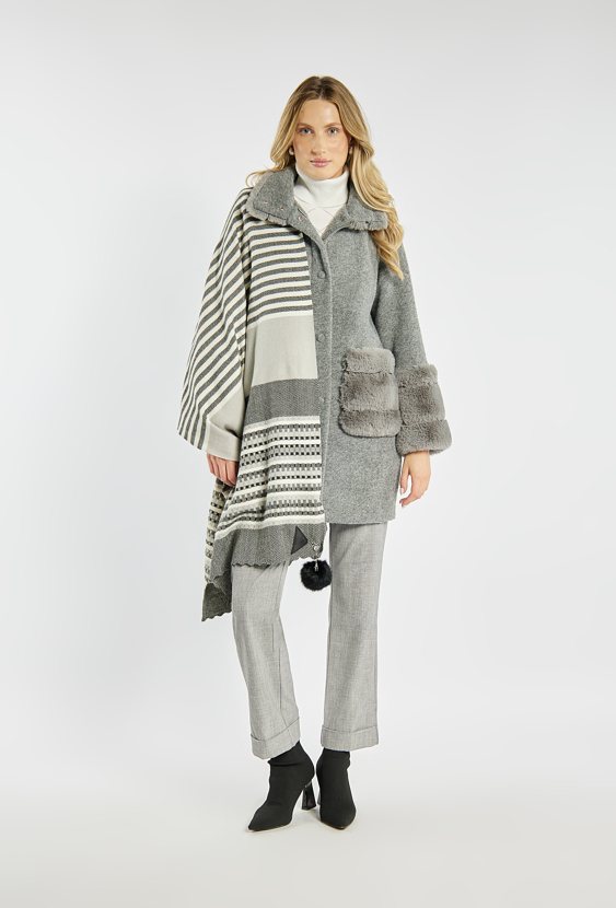 Stylowy szal z pomponem