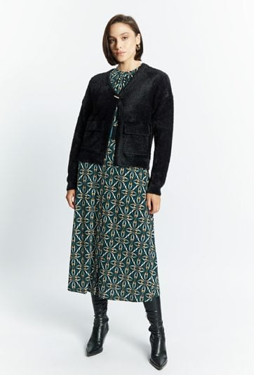 Krótki kardigan z ozdobną broszką