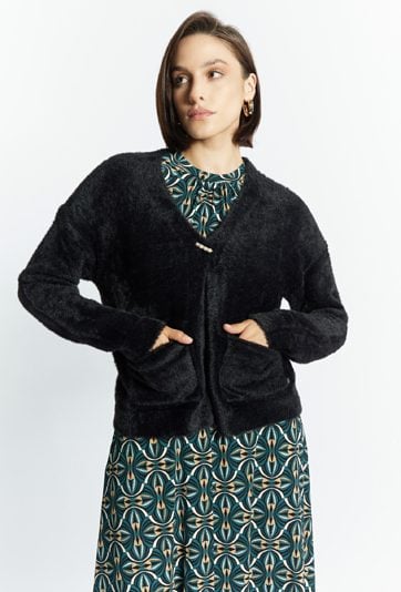 Krótki kardigan z ozdobną broszką