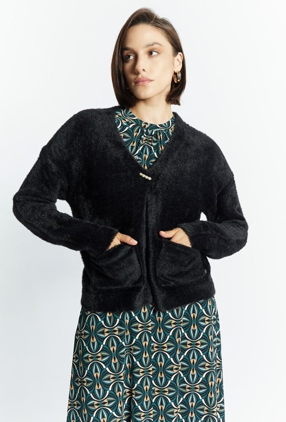 Krótki kardigan z ozdobną broszką