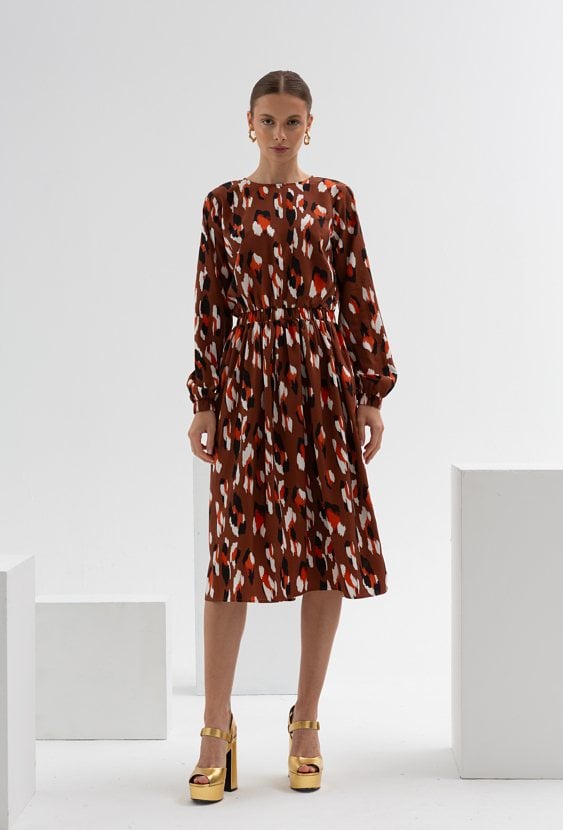 Satynowa sukienka w kontrastowy wzór