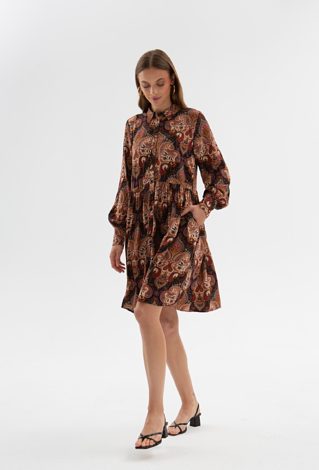 Krótka sukienka z wiskozy z kołnierzykiem