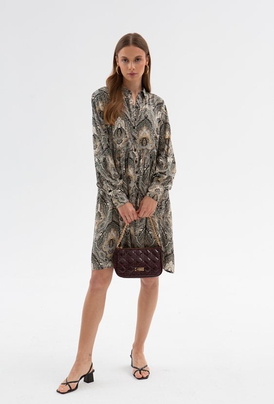 Krótka sukienka z wiskozy z kołnierzykiem