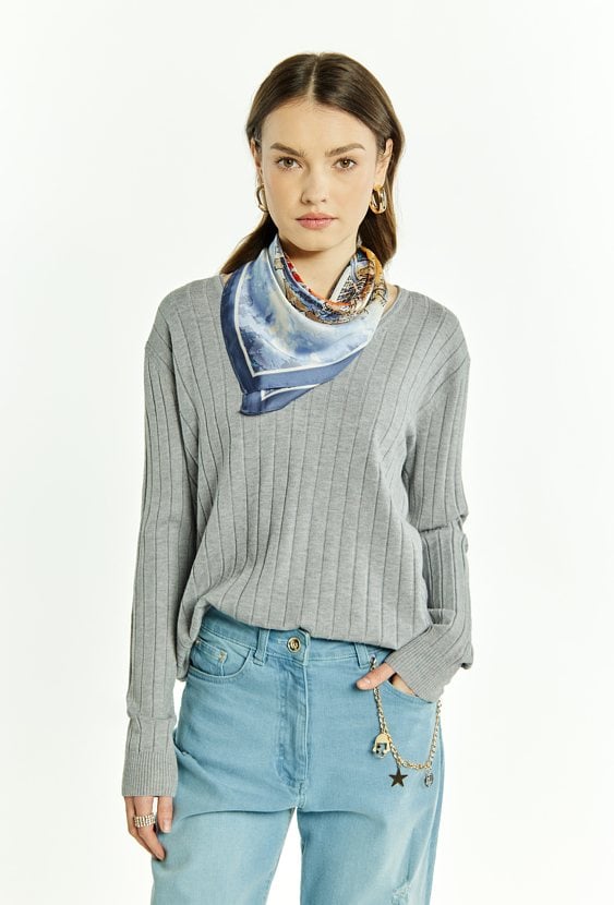 Sweter damski z dekoltem w serek