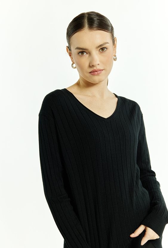 Sweter damski z dekoltem w serek