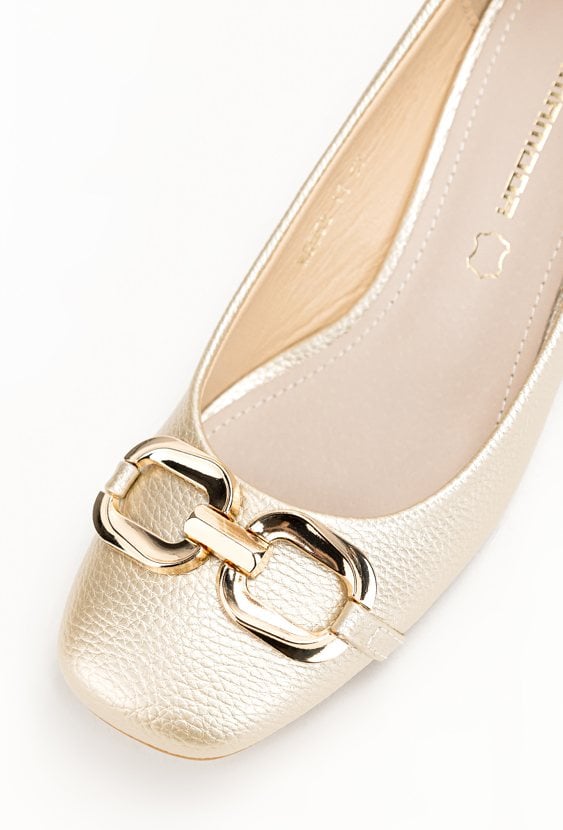 Złote czółenka z ozdobną aplikacją CELLO