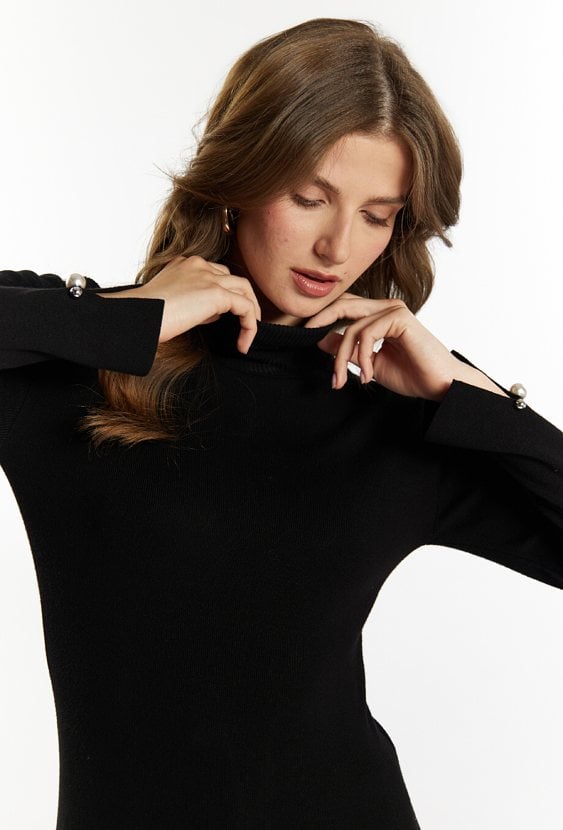 Sweter damski z biżuteryjną aplikacją