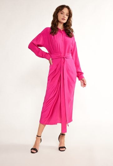 Sukienka midi o koszulowym kroju