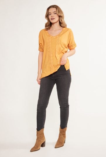 Bluzka damska wykończona koronką