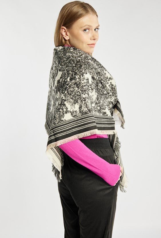 Szalik w odcieniach czerni i ecru