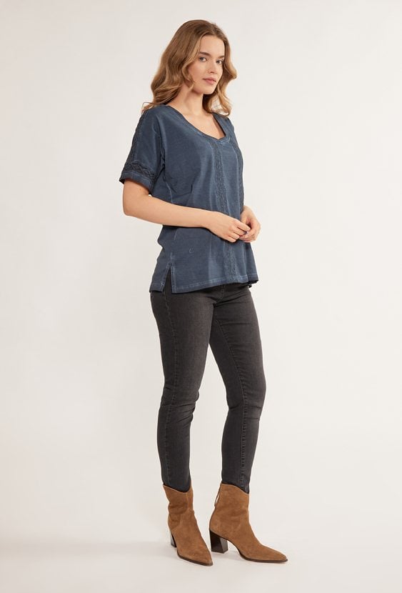 Bluzka damska wykończona koronką