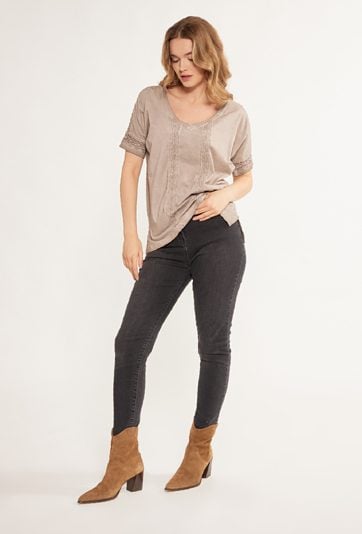 Bluzka damska wykończona koronką