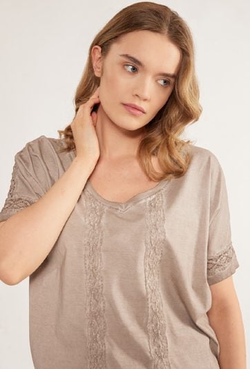 Bluzka damska wykończona koronką