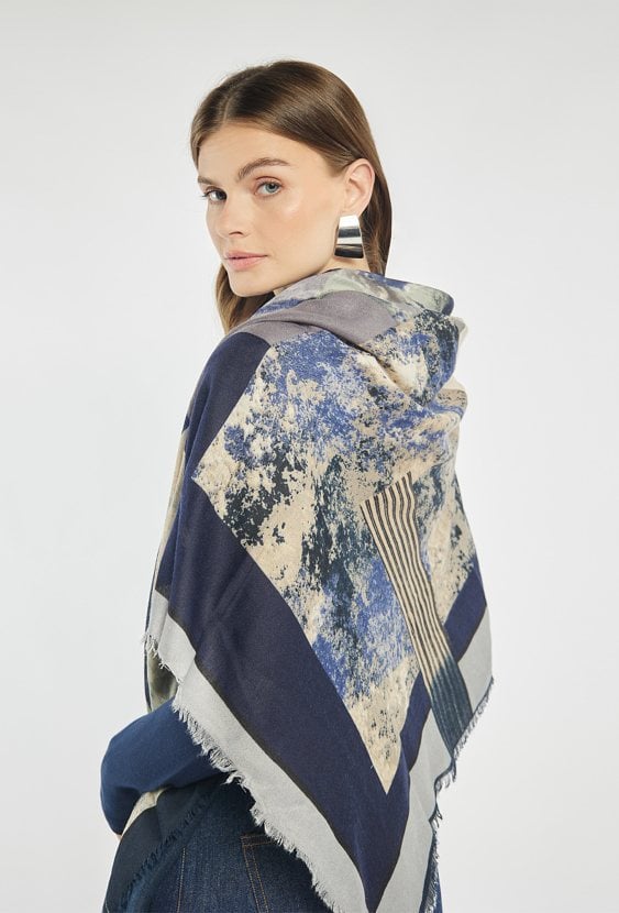 Szal damski w odcieniach granatu i beżu