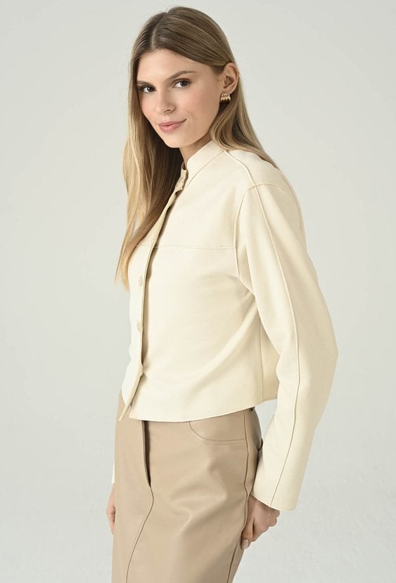 Krótka kurtka koszulowa ecru zapinana na guziki