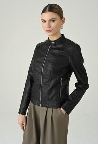 Czarna kurtka typu biker