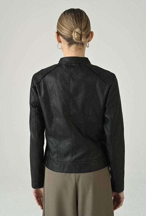 Czarna kurtka typu biker