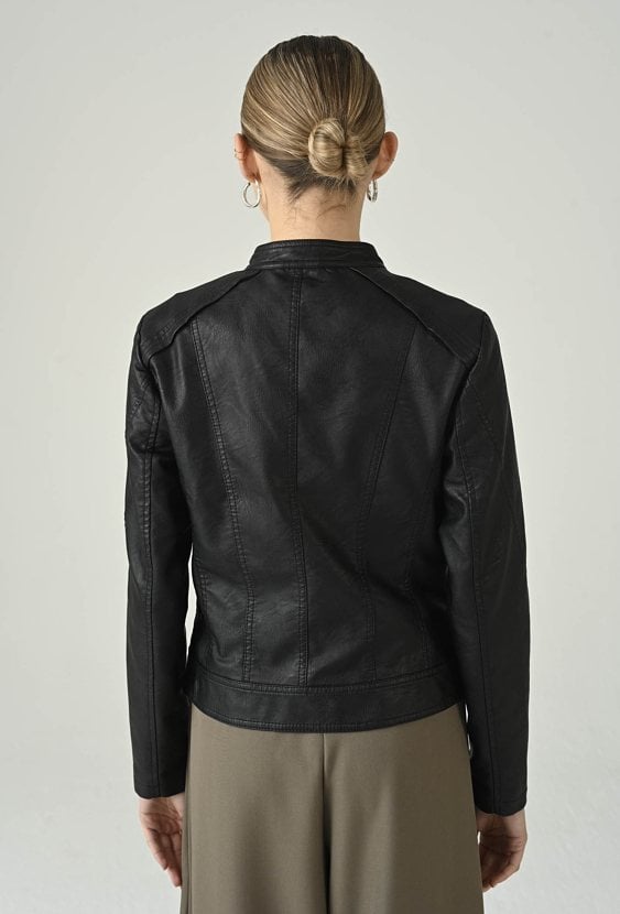 Czarna kurtka typu biker