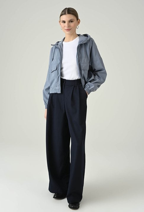 Sportowa błękitna kurtka z kapturem