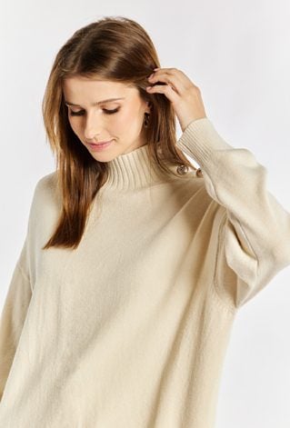 Sweter z ozdobnymi guziki