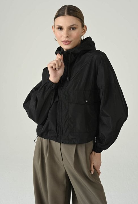 Sportowa czarna kurtka z kapturem