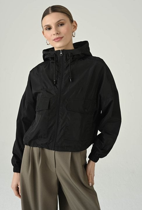 Sportowa czarna kurtka z kapturem